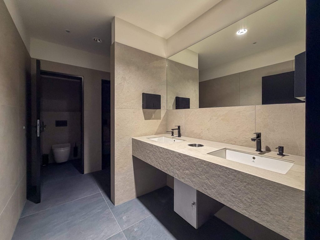 Rekonstrukce toalet Corso Karlín